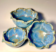 Load image into Gallery viewer, Handmade Pottery Starflower Bowl